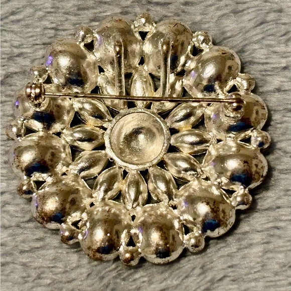 Vintage unsigned beautiful light Green flower Brooch with Rhinestones - Picture 17 of 17